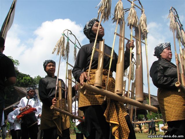 Download this Gallery Seni Contoh Angklung Alat Musik Tradisional Nusantara picture